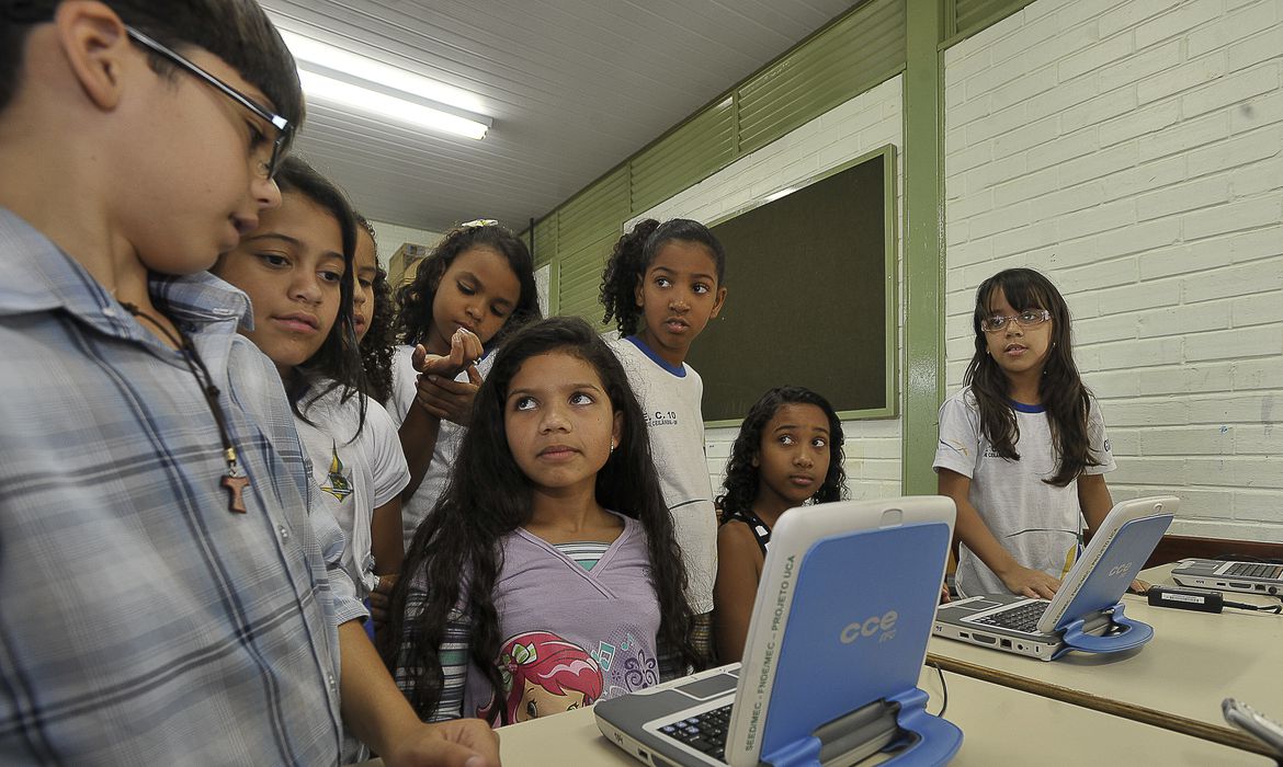 mais 12 mil escolas publicas vao ter acesso a internet nos proximos quatro meses marcello casal