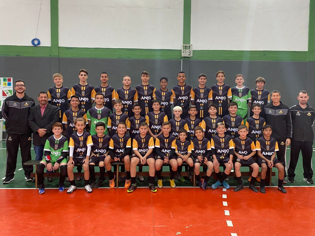 strongcocal do sul entrega os uniformes do anjos do futsal aos atletasstrong 15.52.30