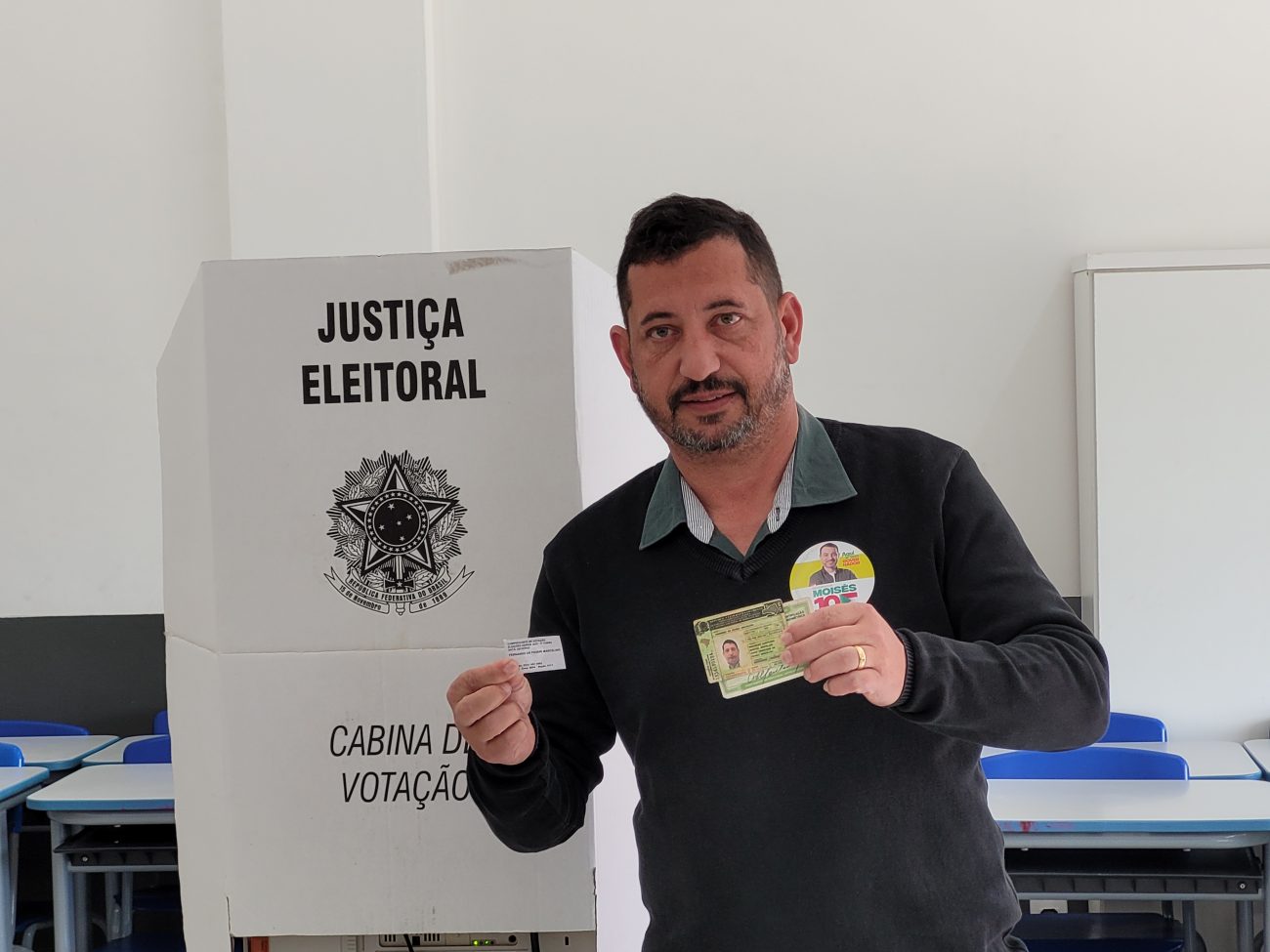 eleicoes2022 fernando de faveri escolheu a primeira hora de votacao para comparecer as urnas 20221002 090854