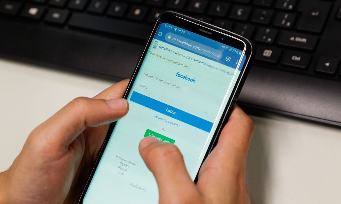 sociedade deve se engajar no combate a desinformacao diz pesquisadora uso de redes sociais em telefones smartphone ffraz abr 290620213650 1