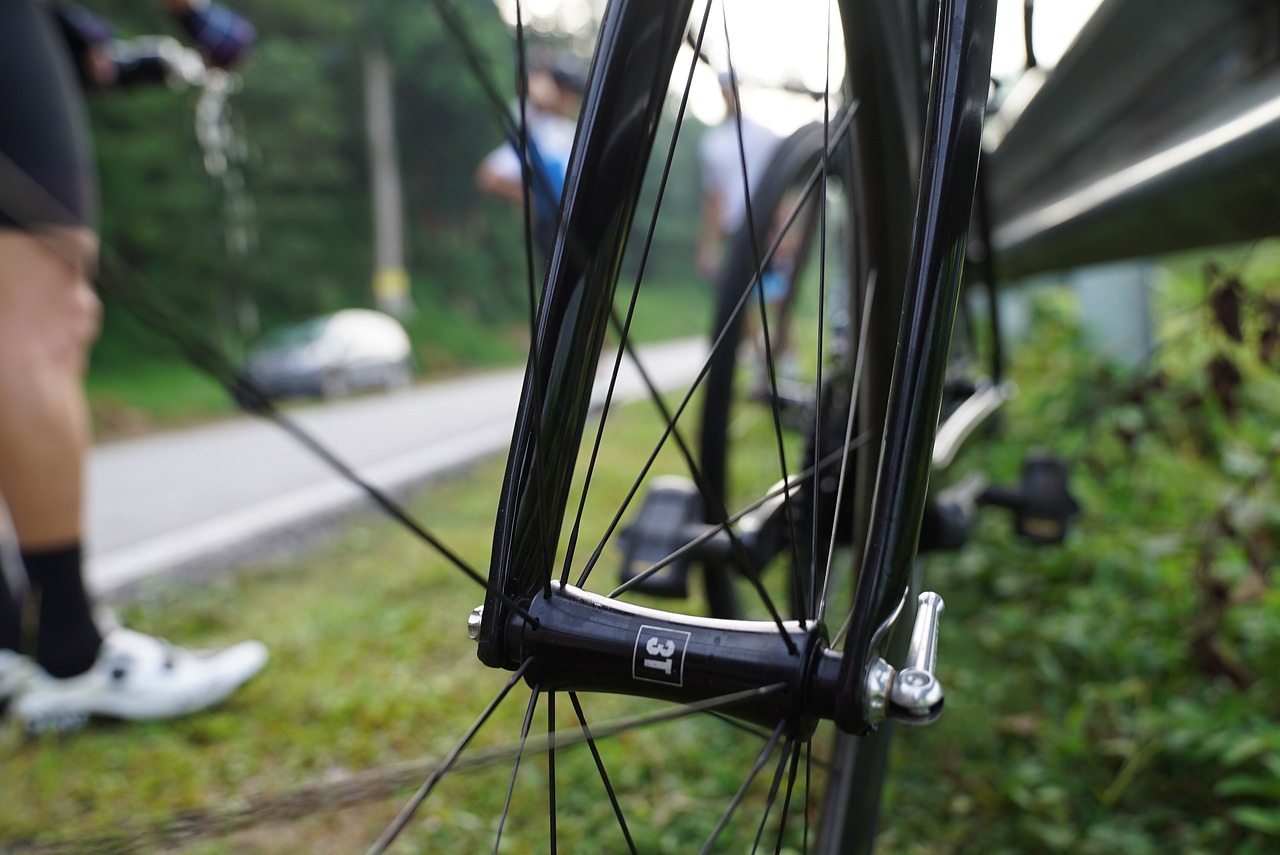 mulher que perdeu dentes ao cair de bicicleta em buraco nao sinalizado sera indenizada bicycle 3538775 1280