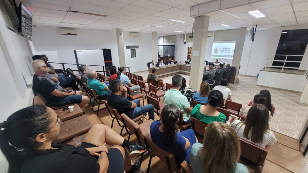 tribuna professora fala sobre piso salarial e defende direitos dos educadores na camara de cocal do sul 7a ordinaria 2