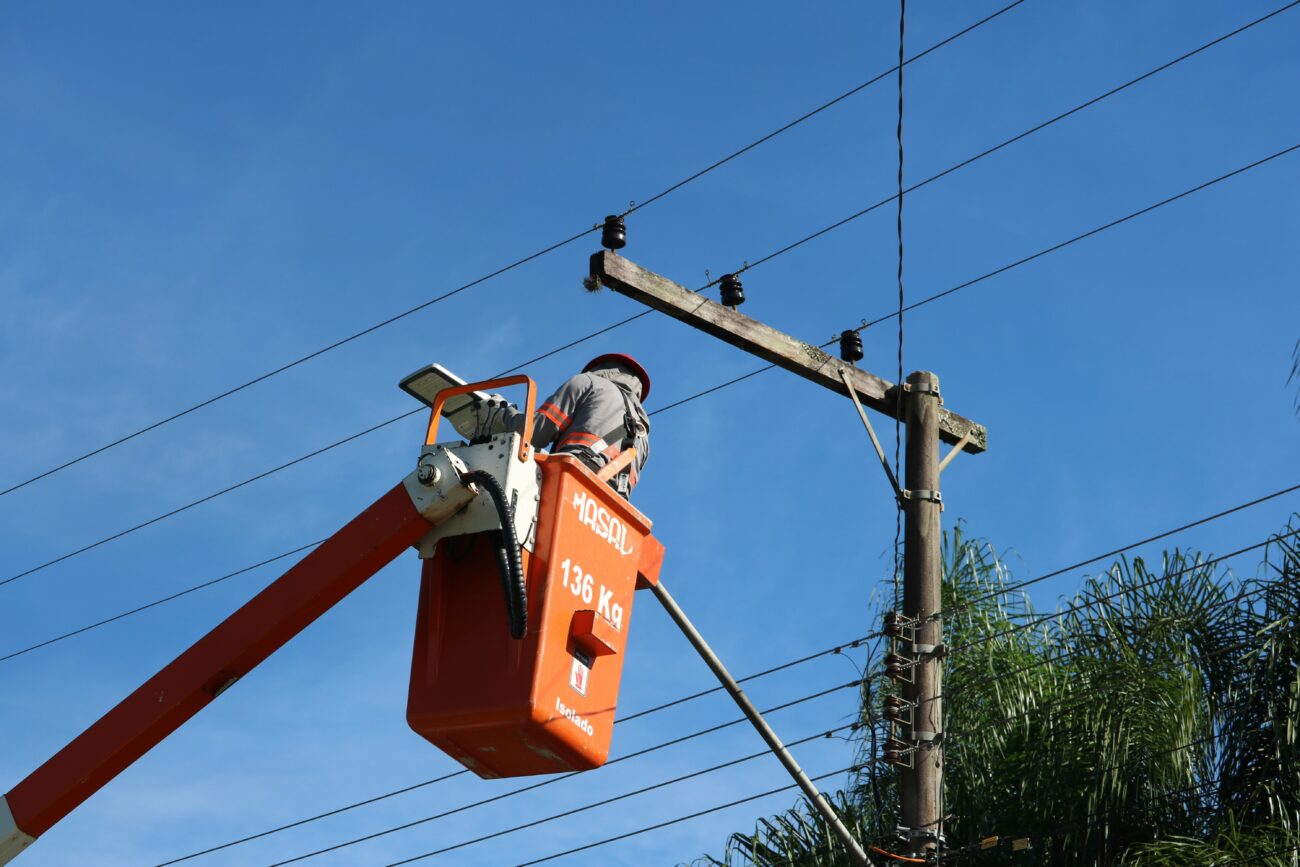 coopercocal e governo de criciuma unem esforcos na instalacao de iluminacao de led no bairro sao simao 3 min min