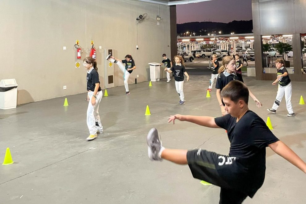 em parceria com escola de capoeira criciuma shopping e palco para arte marcial criciuma shopping aulas de capoeira capa