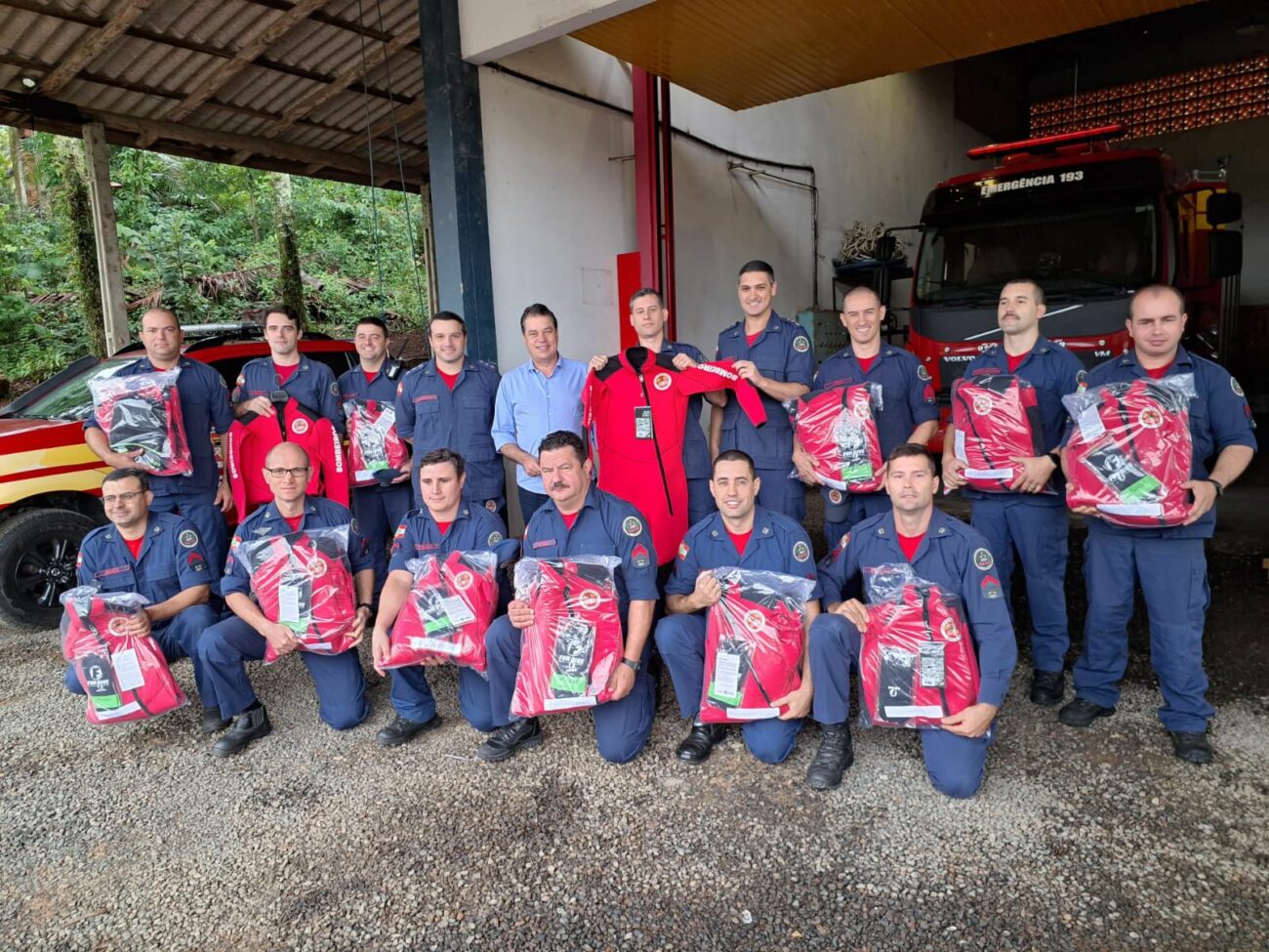 mais de 180 bombeiros recebem epis para uso em inundacoes whatsapp image 2024 04 29 at 16.14.39