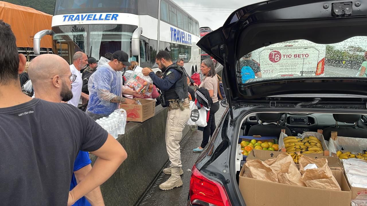 parados no congestionamento ha quase 48 horas usuarios da br 101 recebem auxilio da prf whatsapp image 2024 04 15 at 15.30.32