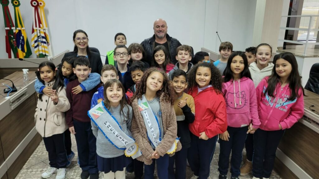 com prefeita vice e vereadores mirins eleitos 4o ano da francisca burigo visita camara de cocal do sul visita 4o ano por ana paula nesi 1