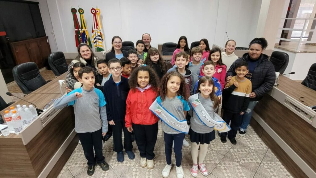 com prefeita vice e vereadores mirins eleitos 4o ano da francisca burigo visita camara de cocal do sul visita 4o ano por ana paula nesi 12