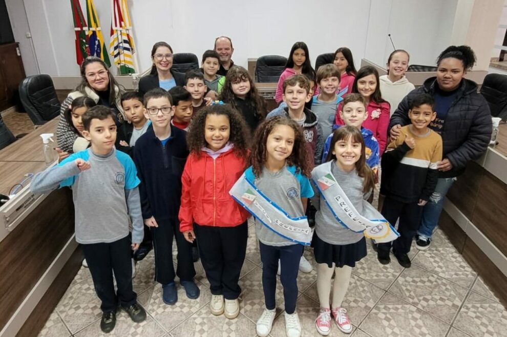 com prefeita vice e vereadores mirins eleitos 4o ano da francisca burigo visita camara de cocal do sul visita 4o ano por ana paula nesi 12 e1719494575883