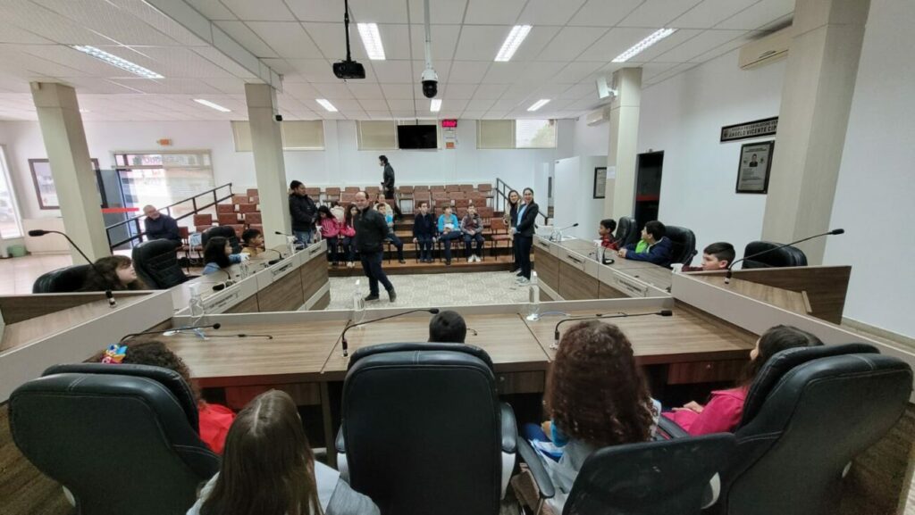 com prefeita vice e vereadores mirins eleitos 4o ano da francisca burigo visita camara de cocal do sul visita 4o ano por ana paula nesi 15