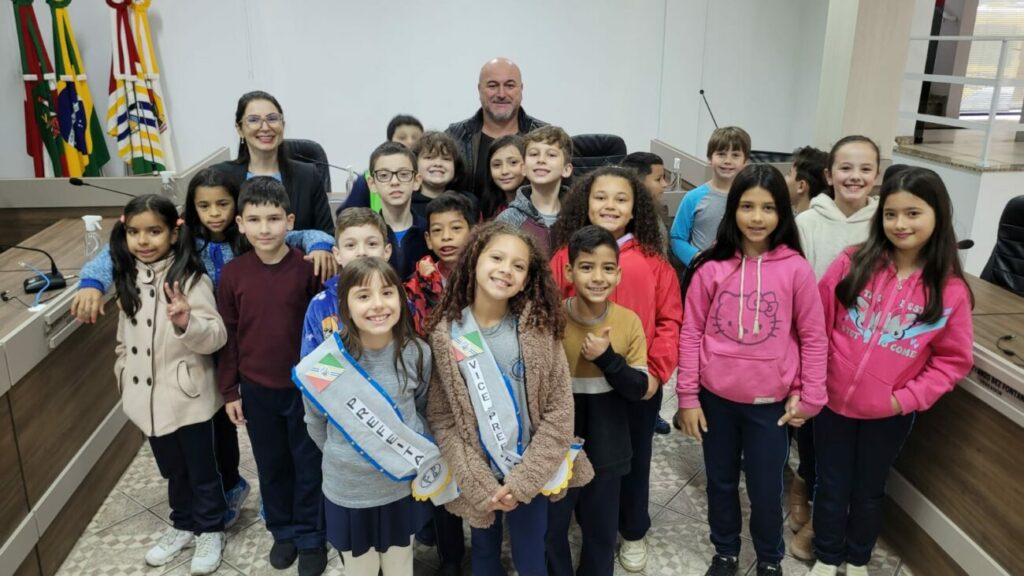 com prefeita vice e vereadores mirins eleitos 4o ano da francisca burigo visita camara de cocal do sul visita 4o ano por ana paula nesi 2