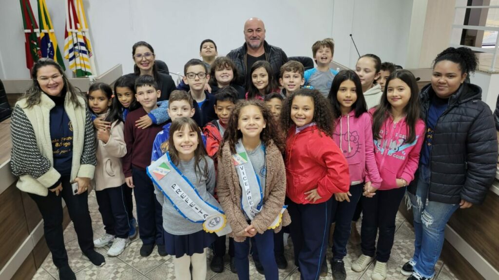 com prefeita vice e vereadores mirins eleitos 4o ano da francisca burigo visita camara de cocal do sul visita 4o ano por ana paula nesi 3