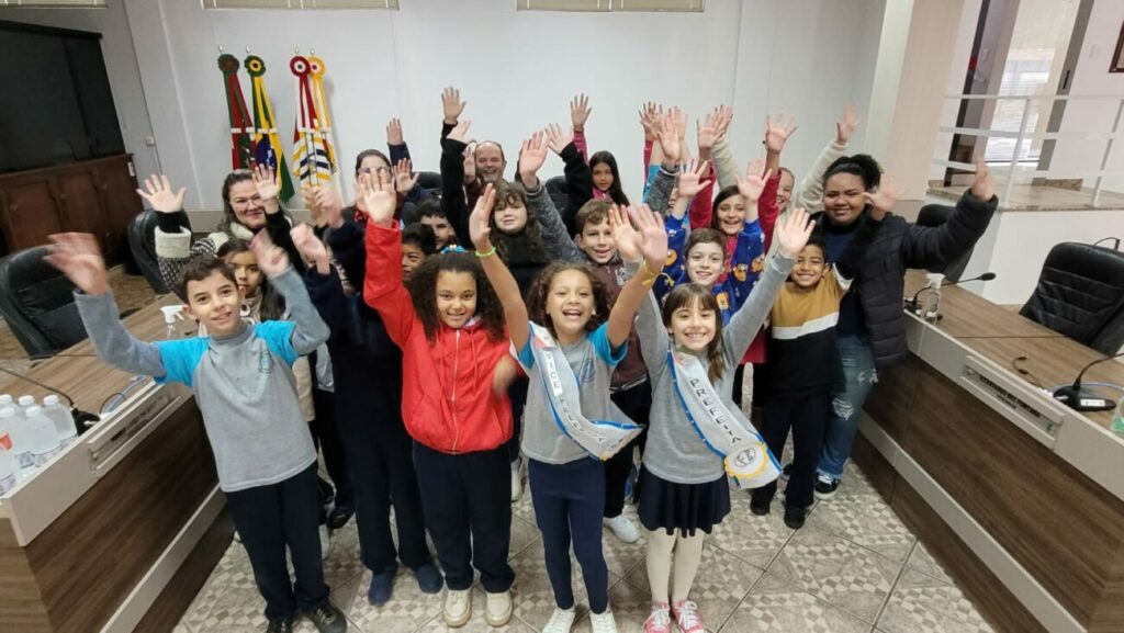 com prefeita vice e vereadores mirins eleitos 4o ano da francisca burigo visita camara de cocal do sul visita 4o ano por ana paula nesi 6