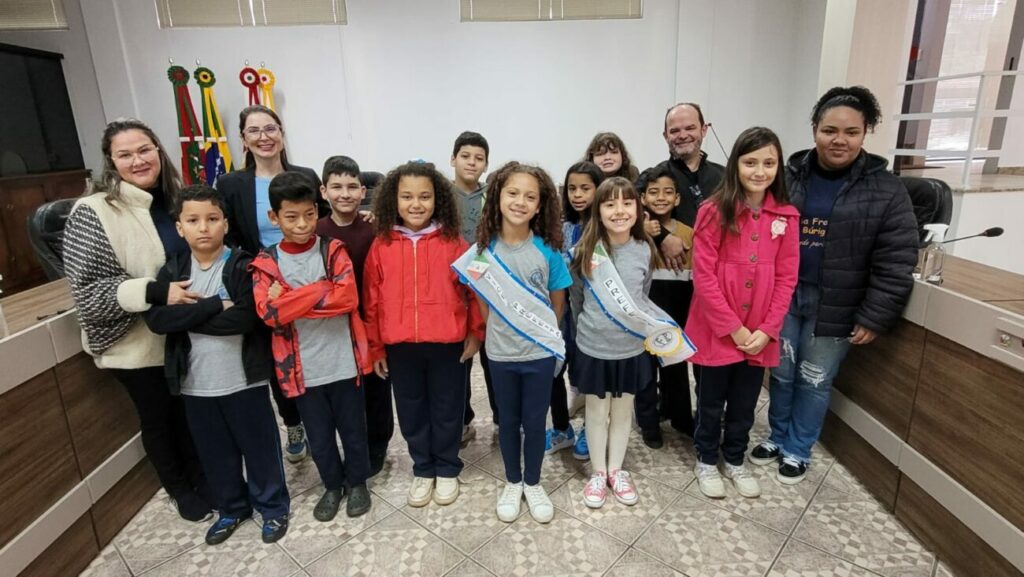 com prefeita vice e vereadores mirins eleitos 4o ano da francisca burigo visita camara de cocal do sul visita 4o ano por ana paula nesi 9