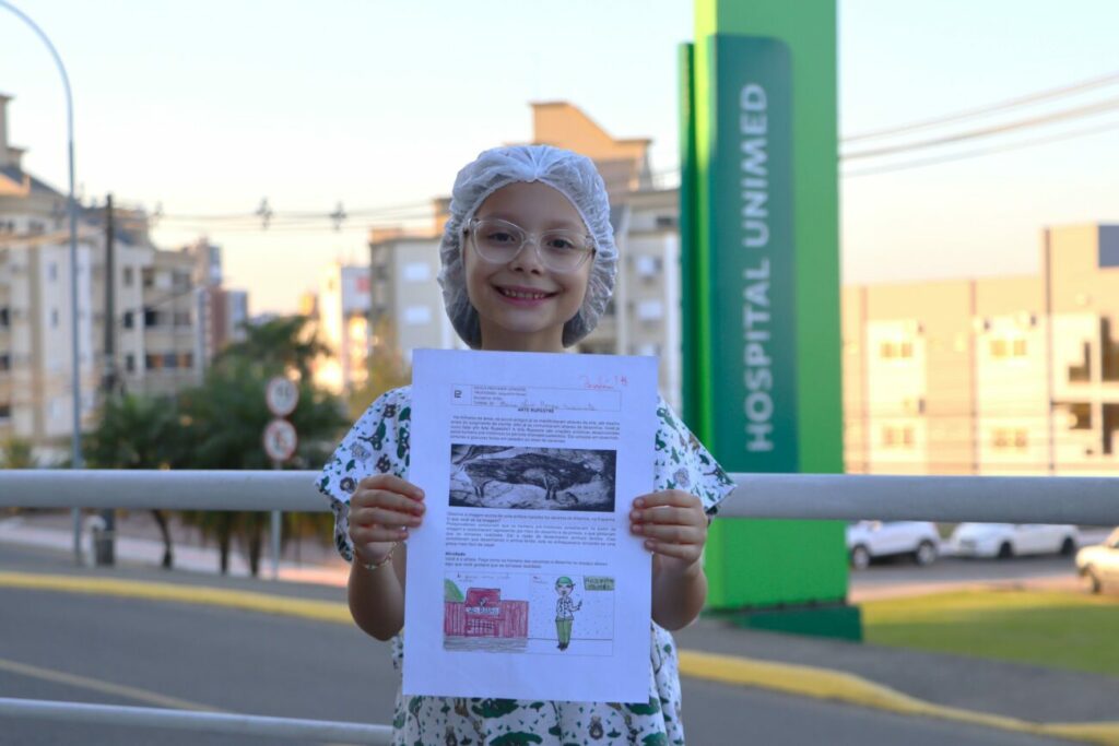 crianca que sonha em ser medica na unimed criciuma realiza visita especial na instituicao hospital unimed criciuma visita maria clara 1