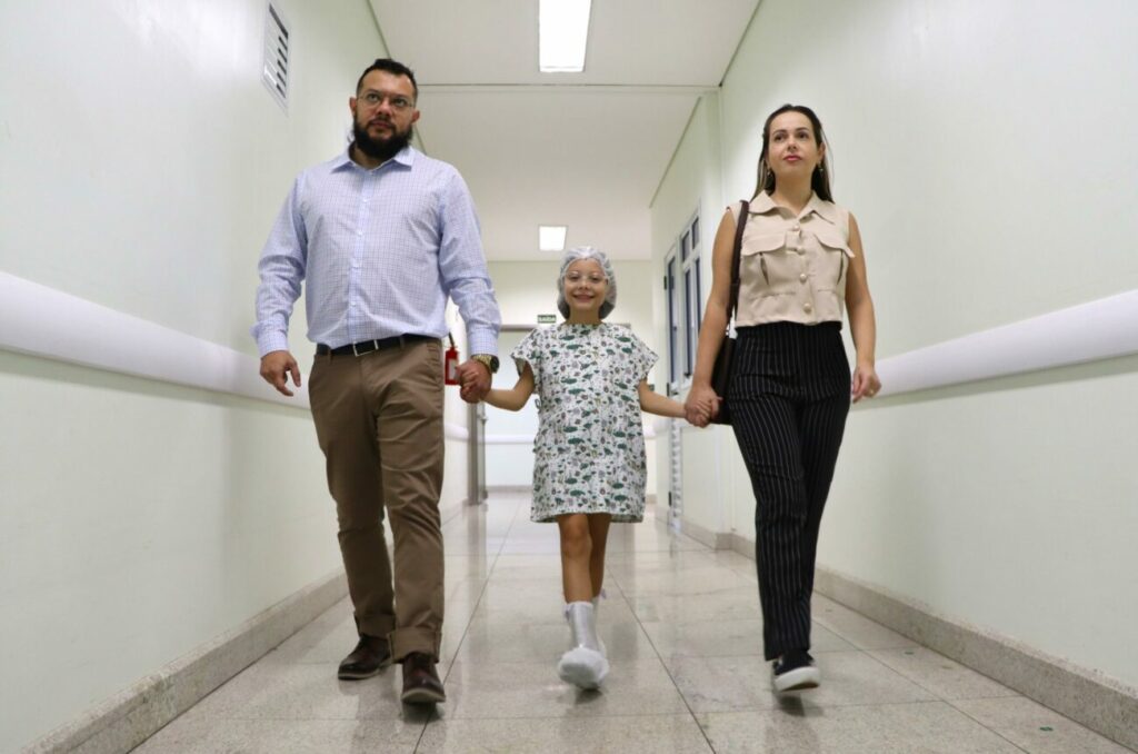 crianca que sonha em ser medica na unimed criciuma realiza visita especial na instituicao hospital unimed criciuma visita maria clara 2