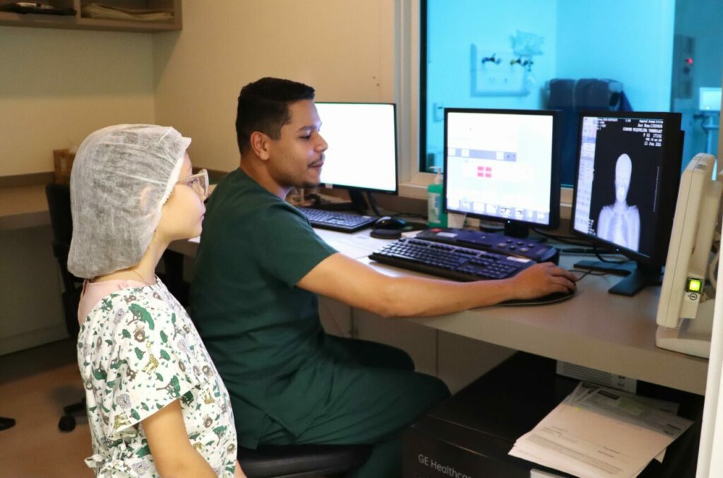 crianca que sonha em ser medica na unimed criciuma realiza visita especial na instituicao hospital unimed criciuma visita maria clara 4