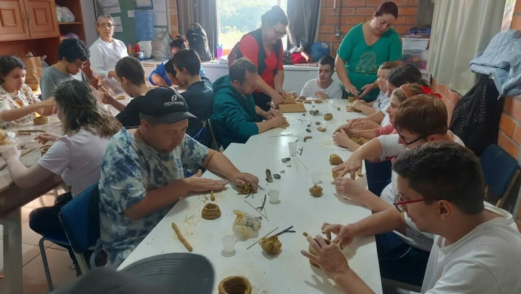 oficina de ceramica indigena na apae de cocal do sul promove inclusao e resgate cultural ceramica apae divulgacao 2