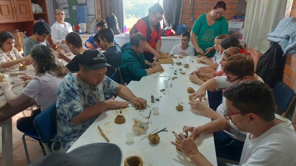 oficina de ceramica indigena na apae de cocal do sul promove inclusao e resgate cultural ceramica apae divulgacao 6