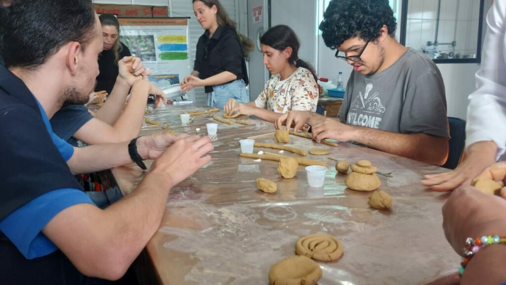 oficina de ceramica indigena na apae de cocal do sul promove inclusao e resgate cultural ceramica apae divulgacao 7