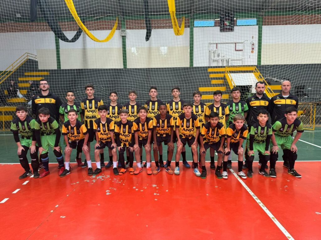 garotos do anjos do futsal comecam a receber os uniformes do projeto cocaldosul entregauniformes1