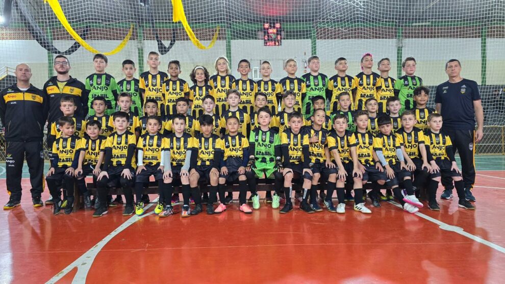 garotos do anjos do futsal comecam a receber os uniformes do projeto cocaldosul entregauniformes2