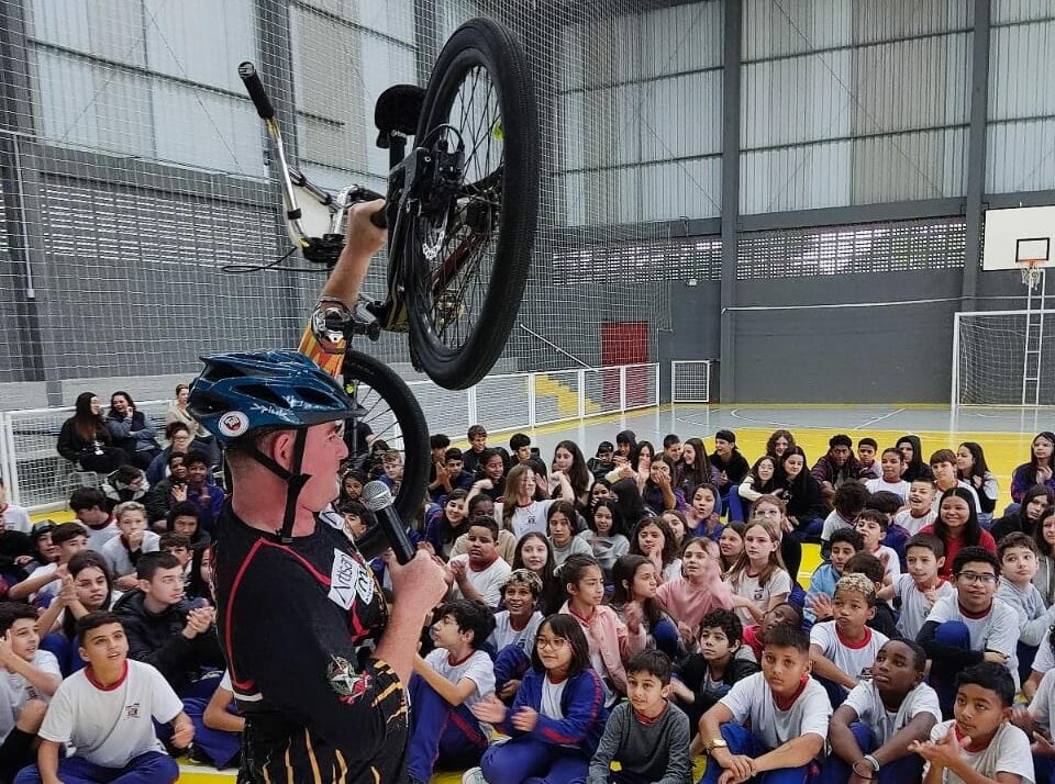 piloto de bmx e palestrante motivacional marco aurelio tocha visita escola padre schuler whatsapp image 2024 08 08 at 16.29.57 e1723225557596