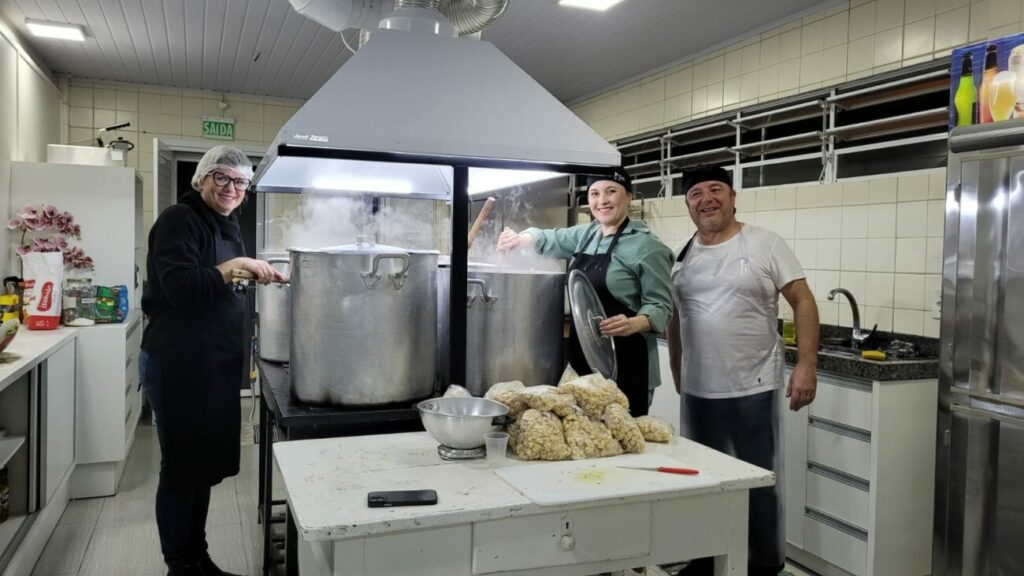 sucesso marca a 13a edicao da noite das sopas da apae cocal do sul noite das sopas 2024 17