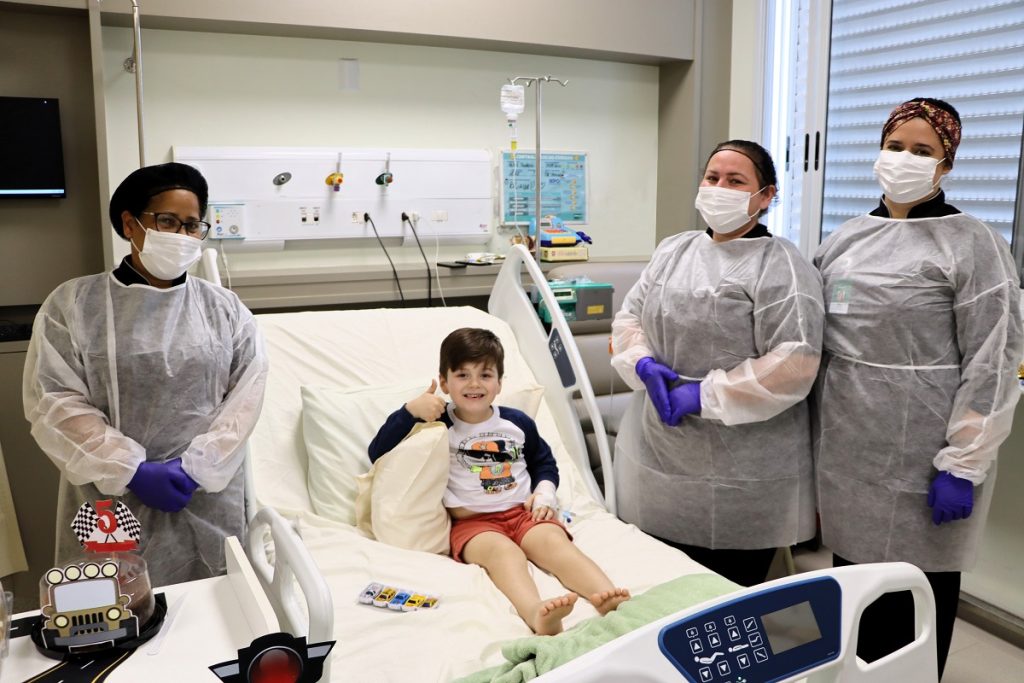 crianca internada no hospital unimed criciuma realiza sonho ao receber visita de cozinheiras no aniversario grupo unimed criciuma 1