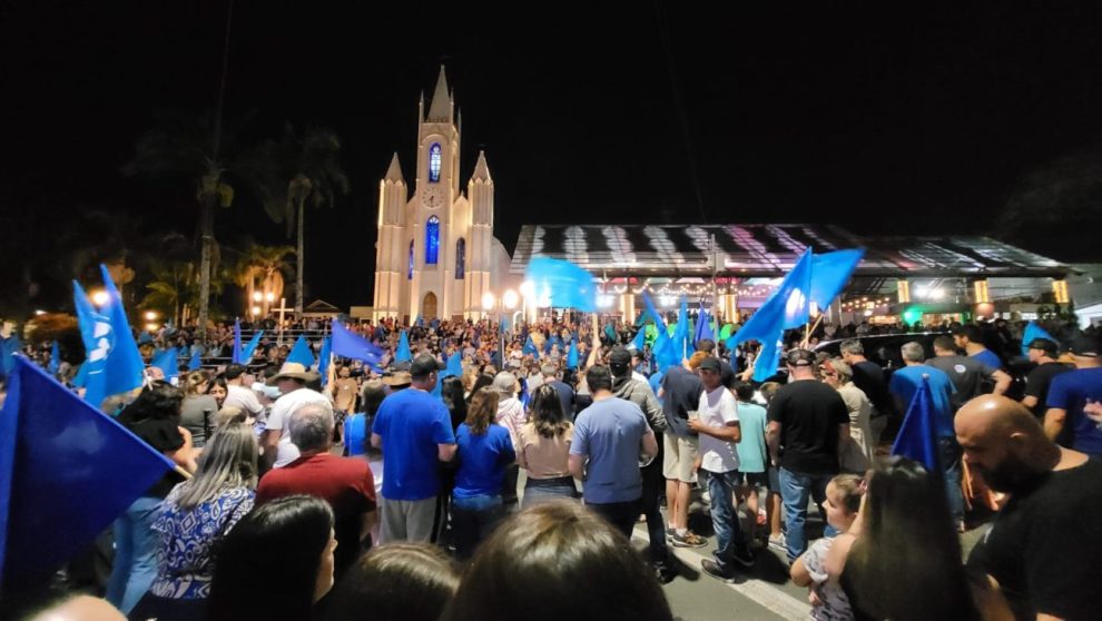 ademir e nega comemoram vitoria com aclamacao popular no centro de cocal do sul vitoria ademir e nega divulgacao 1