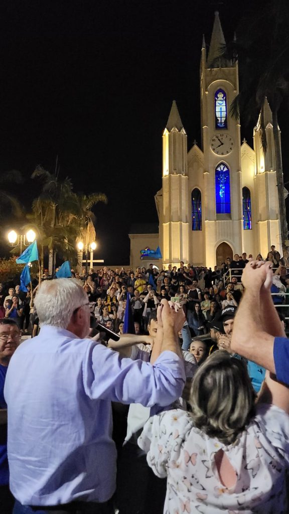 ademir e nega comemoram vitoria com aclamacao popular no centro de cocal do sul vitoria ademir e nega divulgacao 2