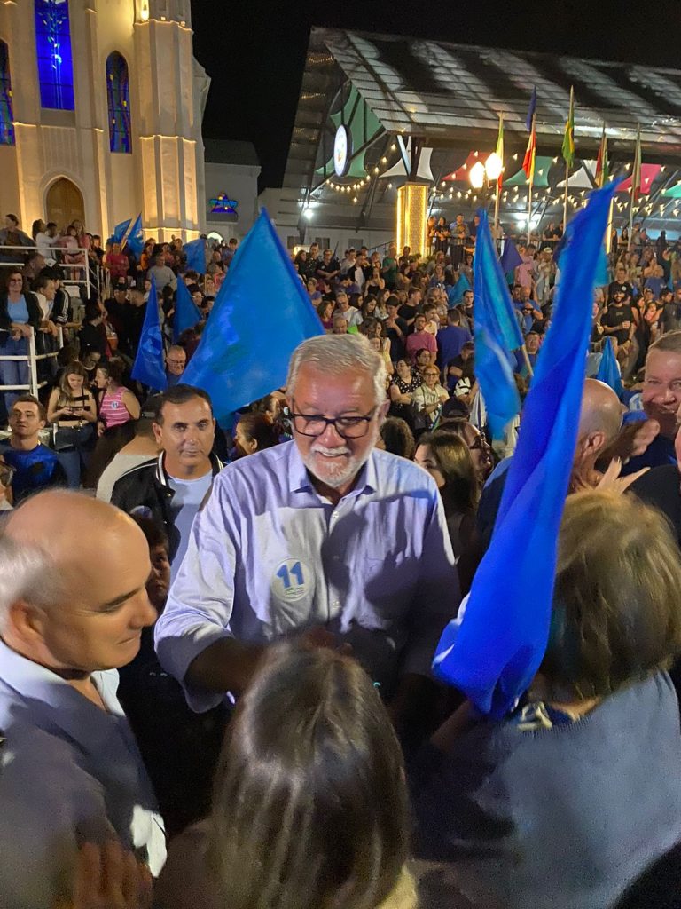 ademir e nega comemoram vitoria com aclamacao popular no centro de cocal do sul vitoria ademir e nega divulgacao 3