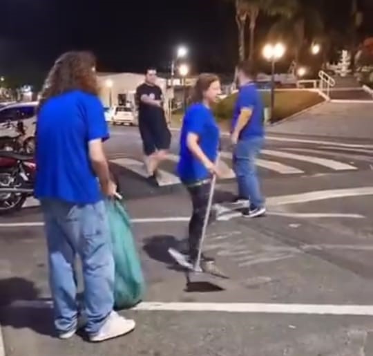 exemplo com vassouras e sacolas em maos voluntarios da coligacao limpam a praca apos a festa da vitoria em cocal do sul whatsapp image 2024 10 08 at 15.54.00