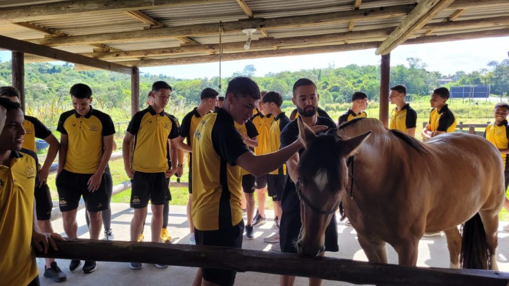 fora das quatro linhas atletas do criciuma conhecem a realidade da apae de cocal do sul visita sub 17 criciuma apae cocal 11