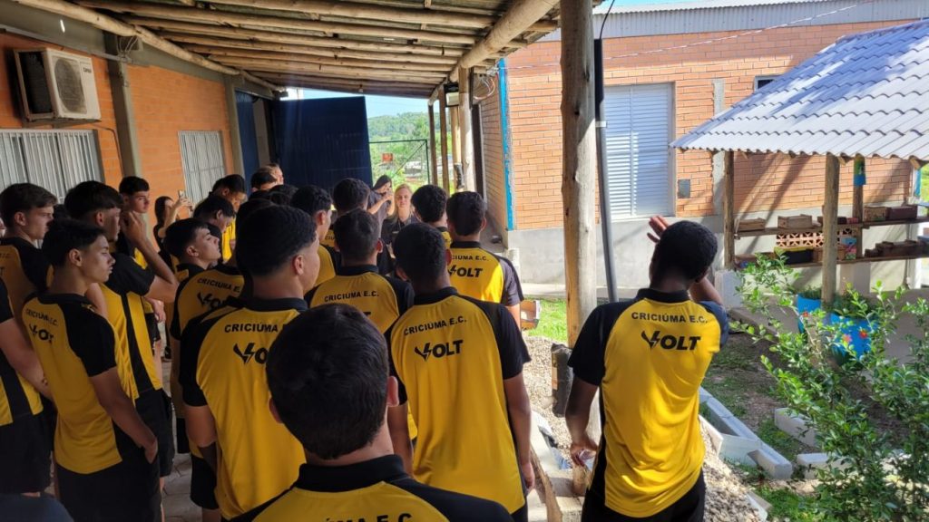 fora das quatro linhas atletas do criciuma conhecem a realidade da apae de cocal do sul visita sub 17 criciuma apae cocal 3