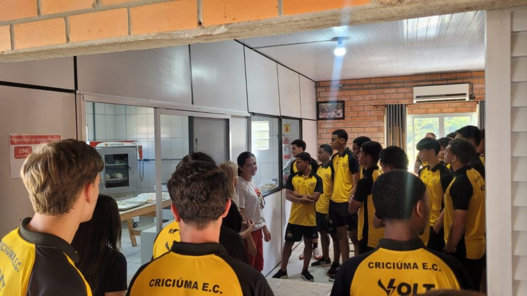 fora das quatro linhas atletas do criciuma conhecem a realidade da apae de cocal do sul visita sub 17 criciuma apae cocal 4