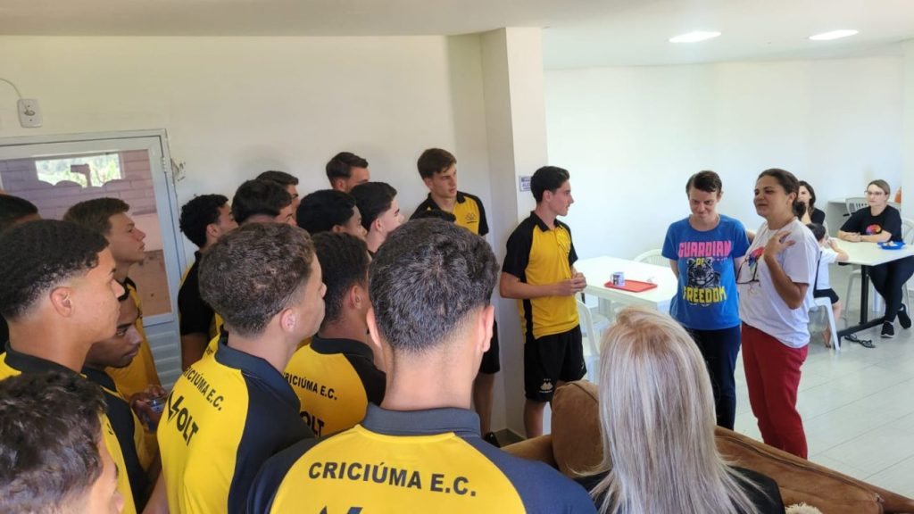 fora das quatro linhas atletas do criciuma conhecem a realidade da apae de cocal do sul visita sub 17 criciuma apae cocal 5