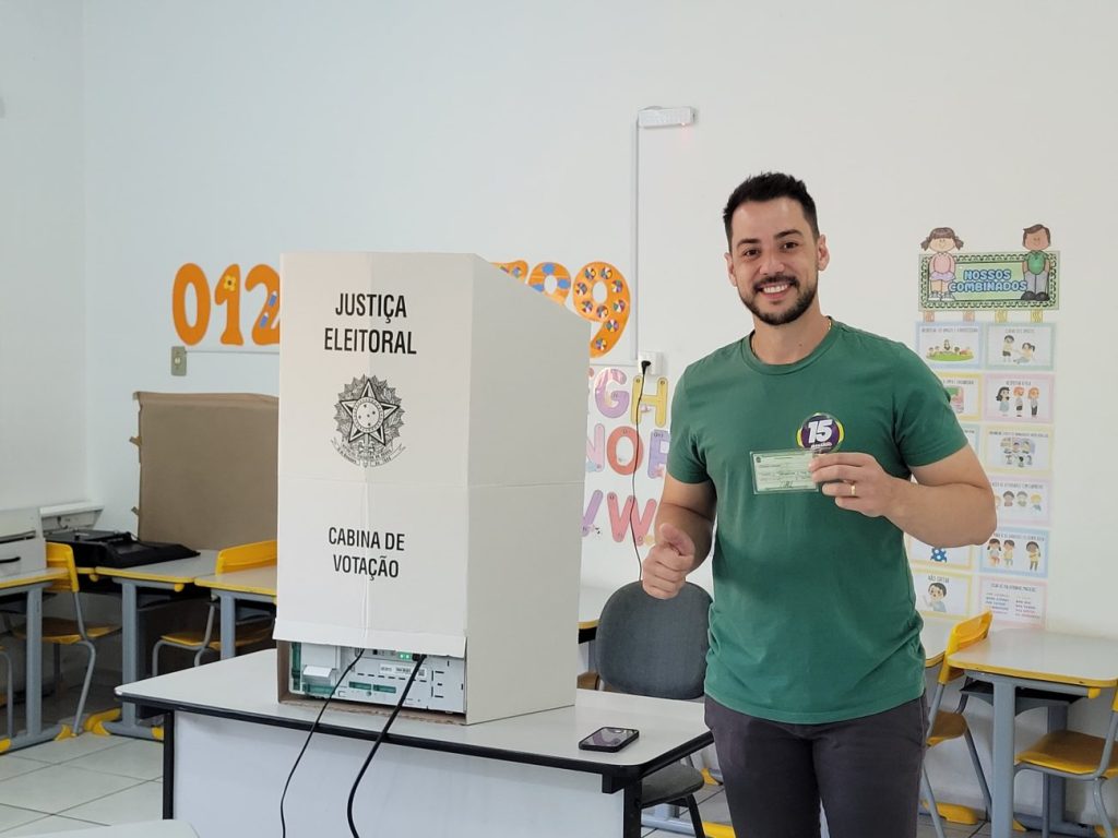 manha de votacao tranquila em cocal do sul candidatos ao executivo ja registraram seus votos whatsapp image 2024 10 06 at 12.18.50 1