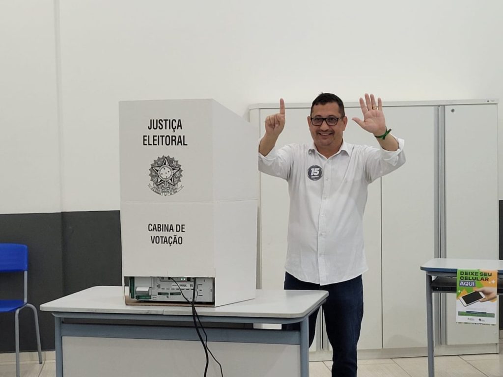 manha de votacao tranquila em cocal do sul candidatos ao executivo ja registraram seus votos whatsapp image 2024 10 06 at 12.18.50 2