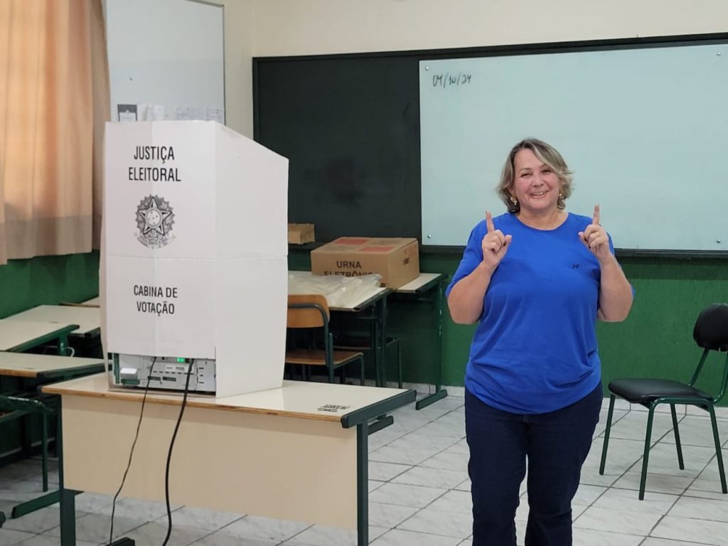 manha de votacao tranquila em cocal do sul candidatos ao executivo ja registraram seus votos whatsapp image 2024 10 06 at 12.18.51