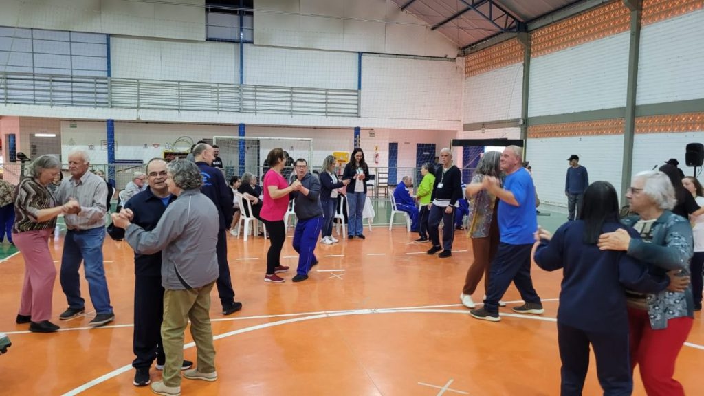 musica e confraternizacao marcam o baile da melhor idade na apae cocal do sul baile da melhor idade por ana paula nesi 1