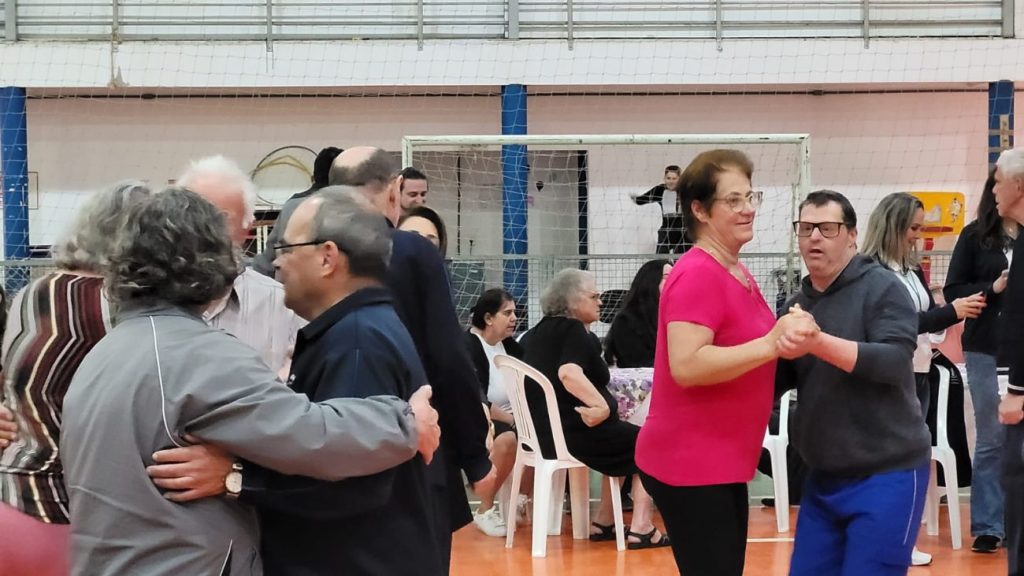 musica e confraternizacao marcam o baile da melhor idade na apae cocal do sul baile da melhor idade por ana paula nesi 2