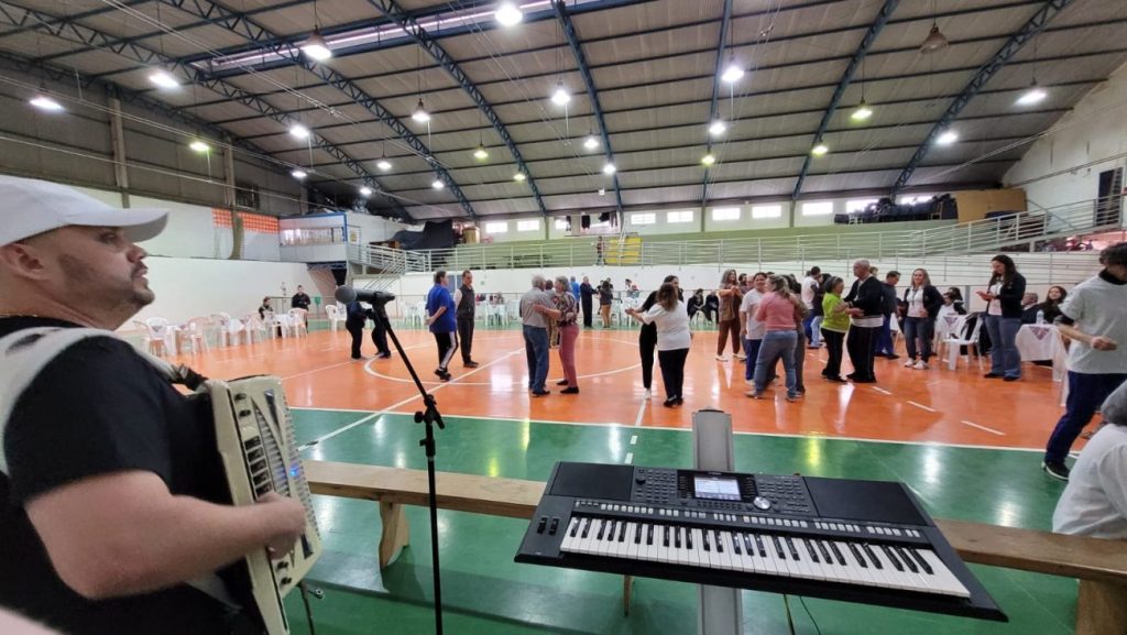 musica e confraternizacao marcam o baile da melhor idade na apae cocal do sul baile da melhor idade por ana paula nesi 3