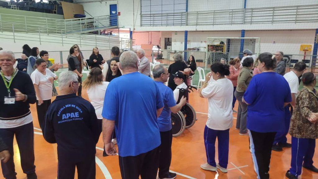 musica e confraternizacao marcam o baile da melhor idade na apae cocal do sul baile da melhor idade por ana paula nesi 7