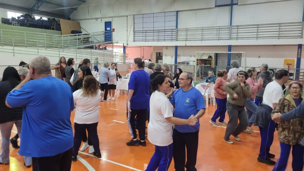 musica e confraternizacao marcam o baile da melhor idade na apae cocal do sul baile da melhor idade por ana paula nesi 8