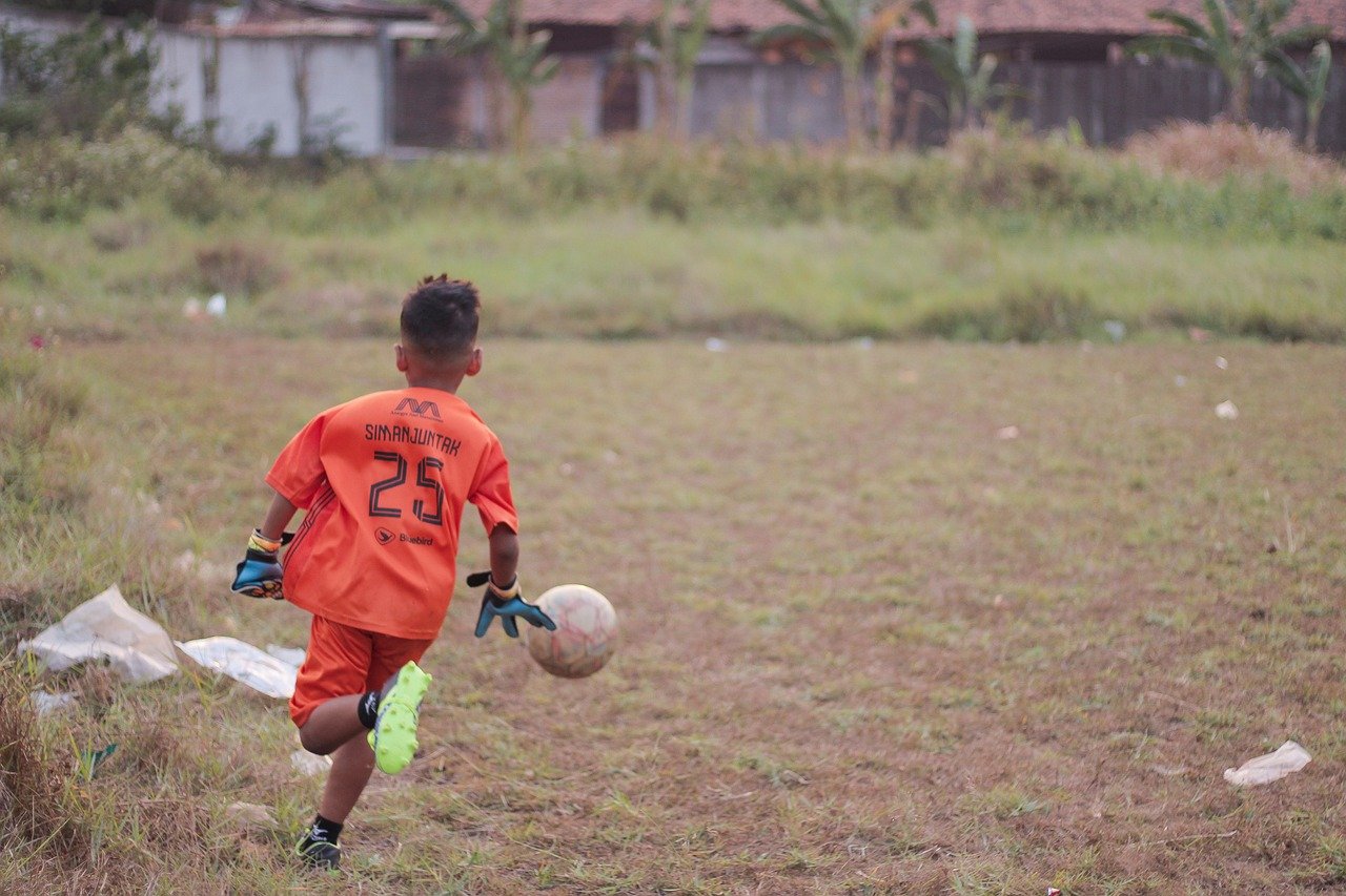 a vida sedentaria deve ser combatida desde a infancia football 8200088 1280