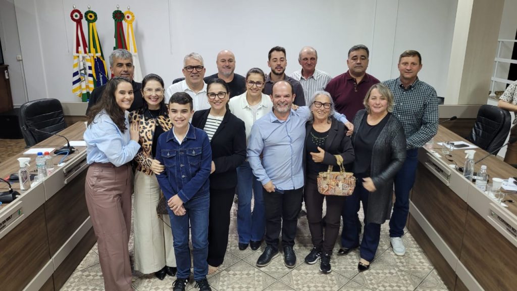 camara de cocal do sul aprova homenagem ao cidadao vilmar custodio da cruz poliesportiva