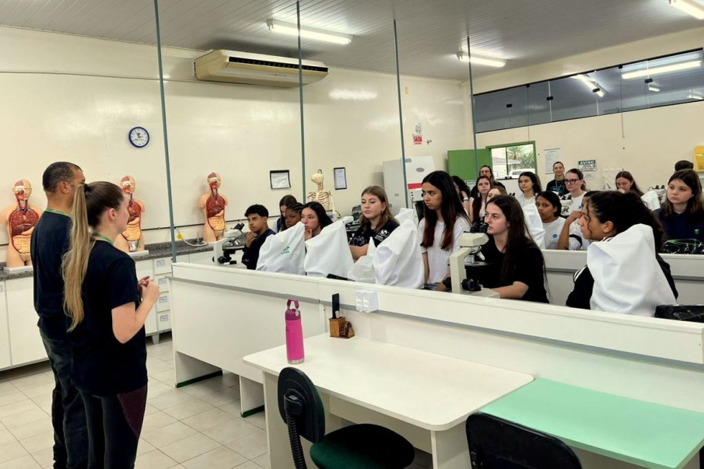 estudantes de cocal do sul visitam o unibave escola professor padre schuler 5