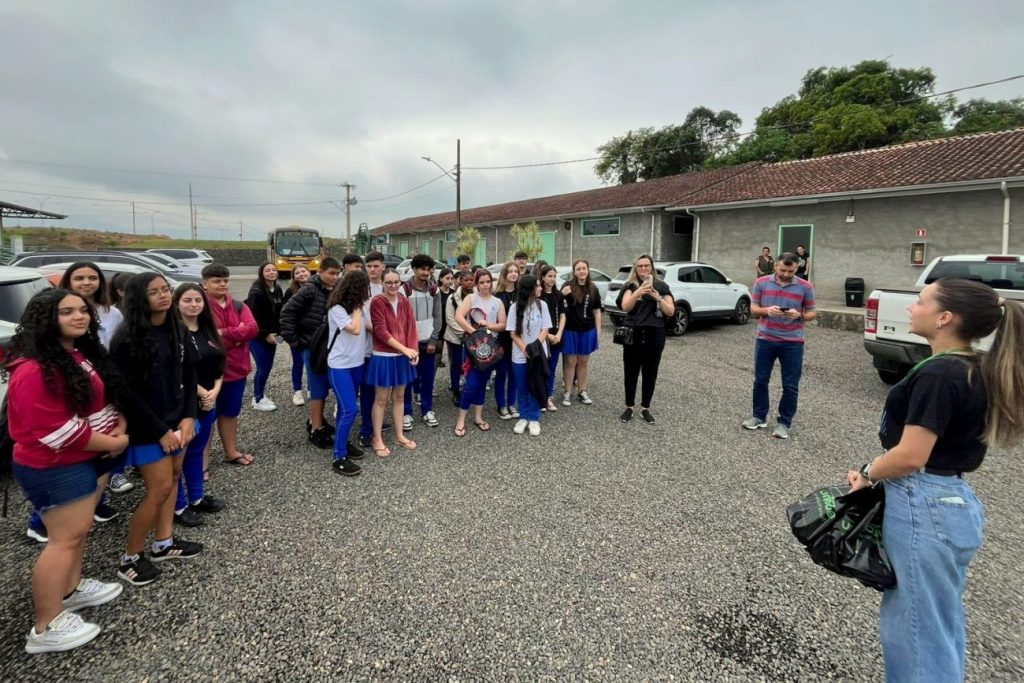 estudantes de cocal do sul visitam o unibave escola professor padre schuler 6