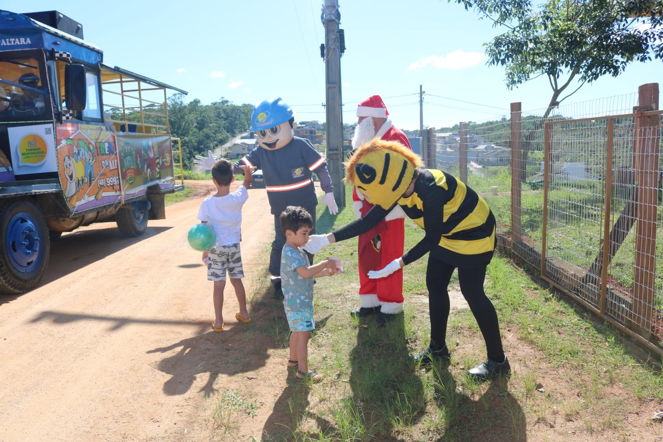 trenzinho da alegria espalha magia do natal nas comunidades atendidas pela coopercocal img 8590 min